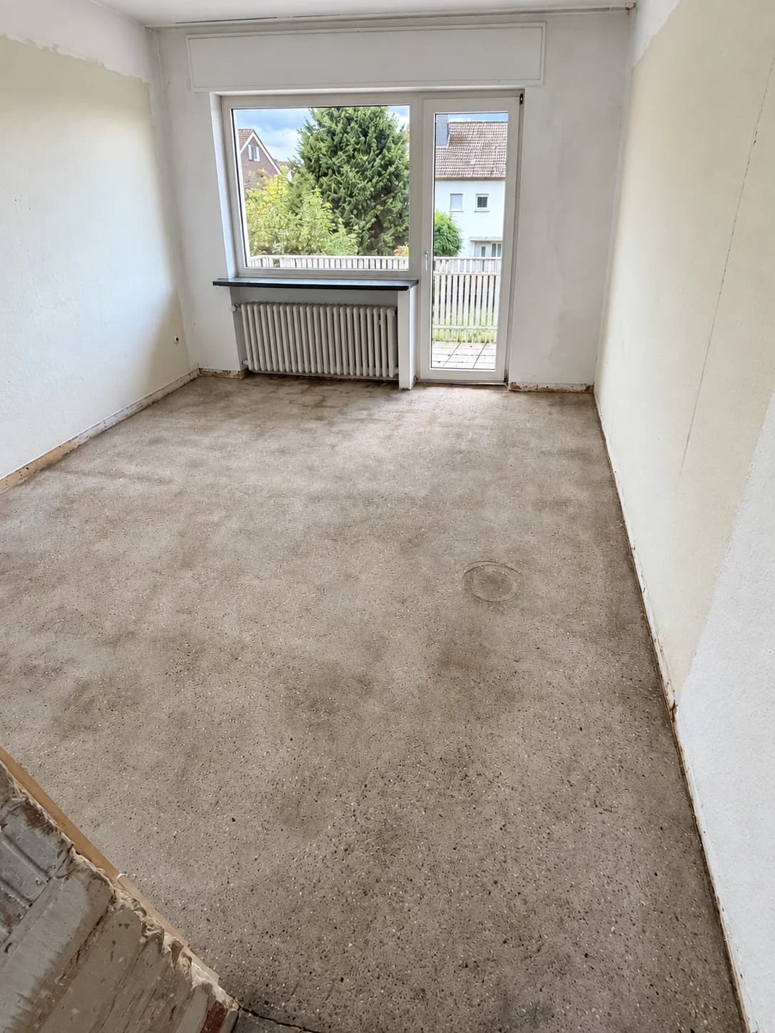 Echte Projektaufnahme: freigelegter Boden nach Entfernung. Das Foto ersetzt keinen Mess- oder Laborbefund.