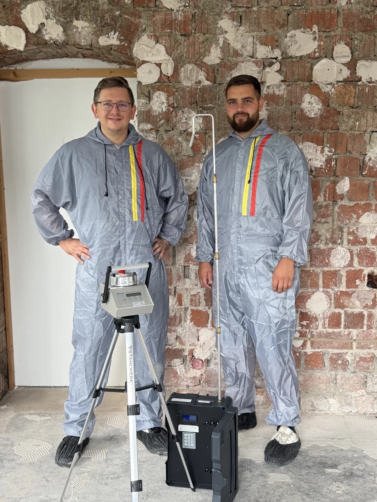 Echtes Freimessprofi-Teamfoto. Die Geräte dienen unterschiedlichen Untersuchungen: silberner Sammler für Keime, schwarze Kofferpumpe für Fasern.